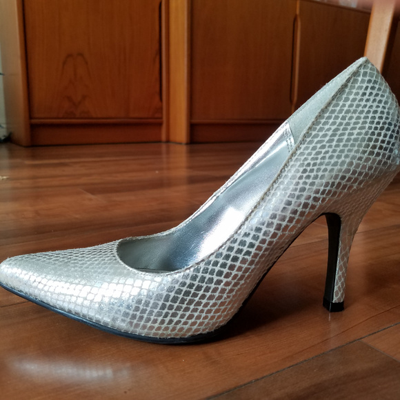RAMPAGE Silver Classic Pump "Nicki" Sz 6 Excellent - Picture 9 of 14